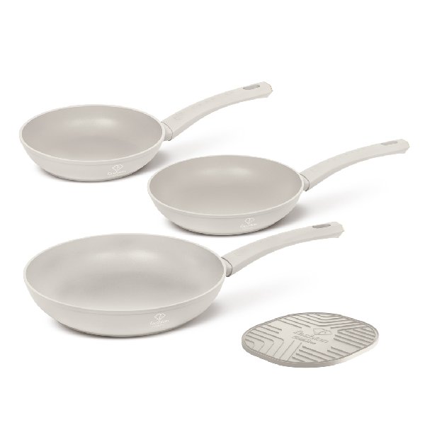 סט 3 מחבתות TitanPro בציפוי תלת שכבות בצבע קרם מט עם ידיות ארגונומיות מתאים לאינדוקציה